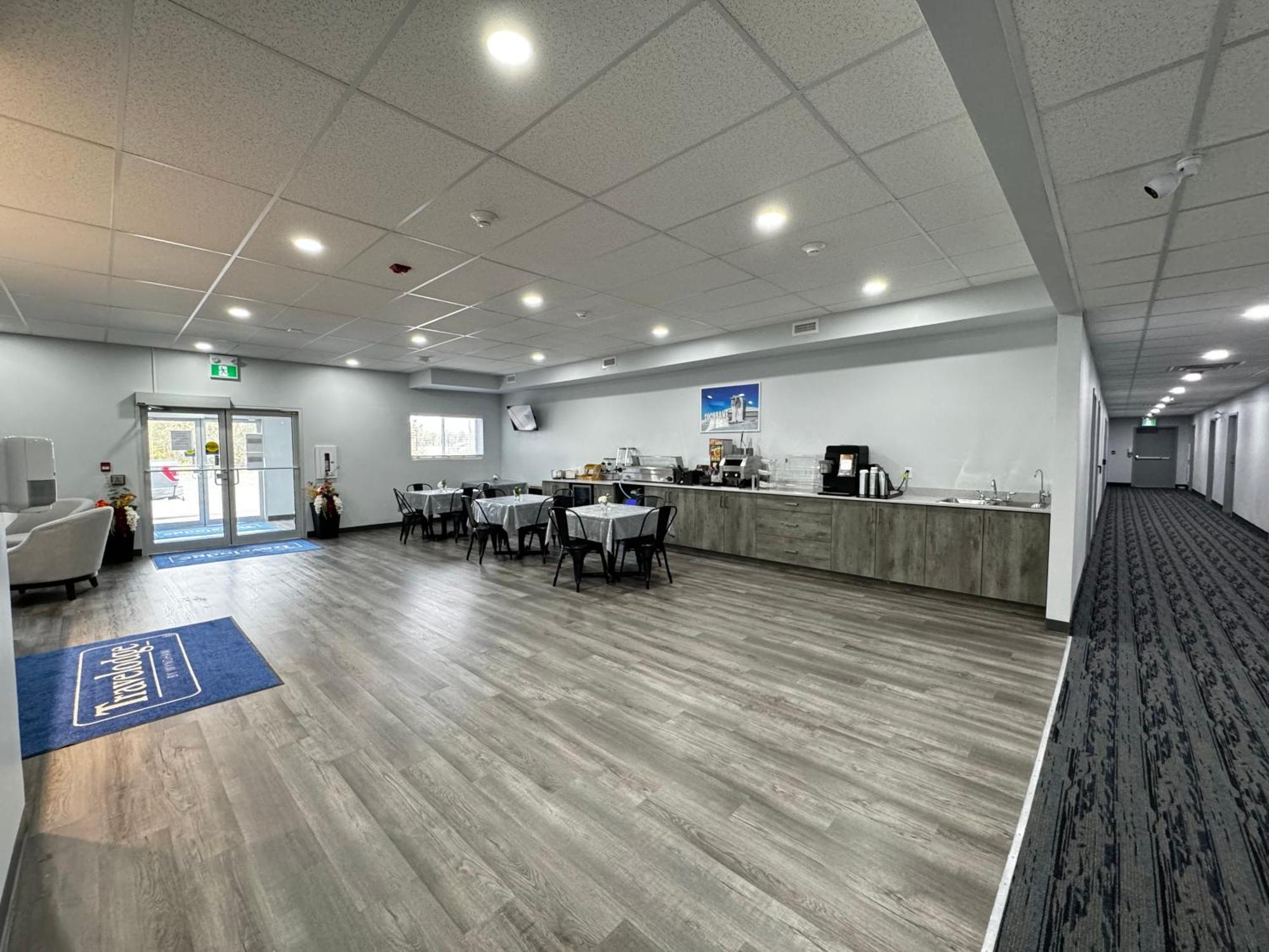 Travelodge By Wyndham Cochrane Екстер'єр фото