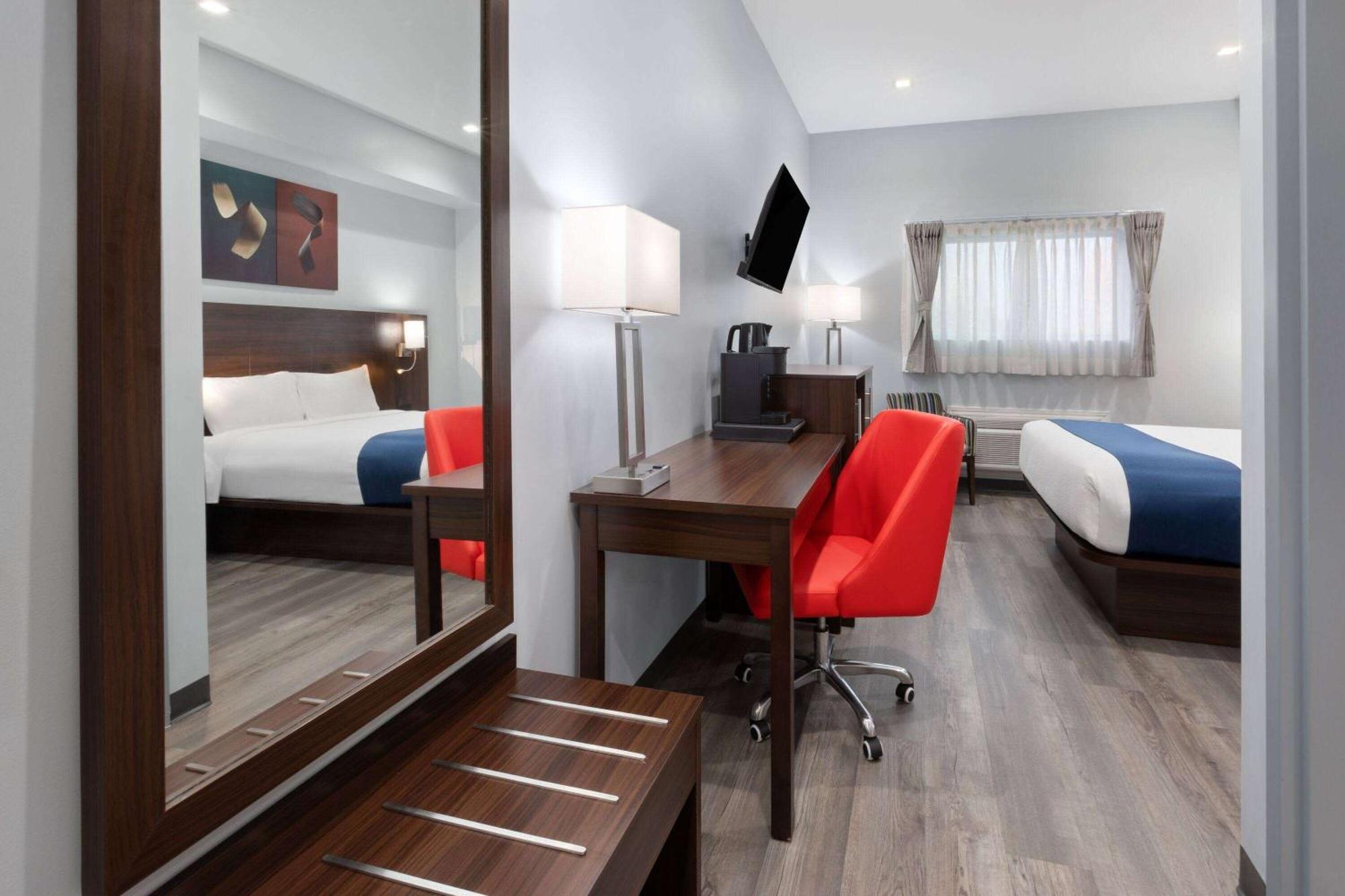 Travelodge By Wyndham Cochrane Екстер'єр фото