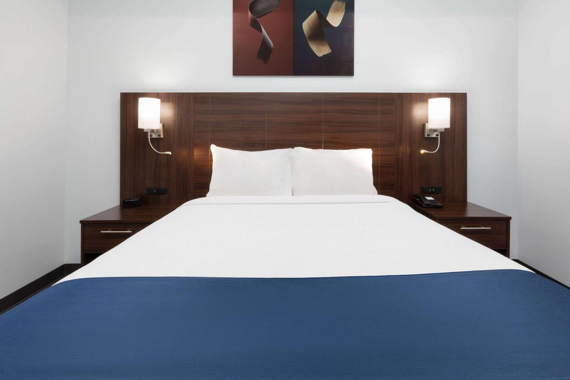 Travelodge By Wyndham Cochrane Екстер'єр фото