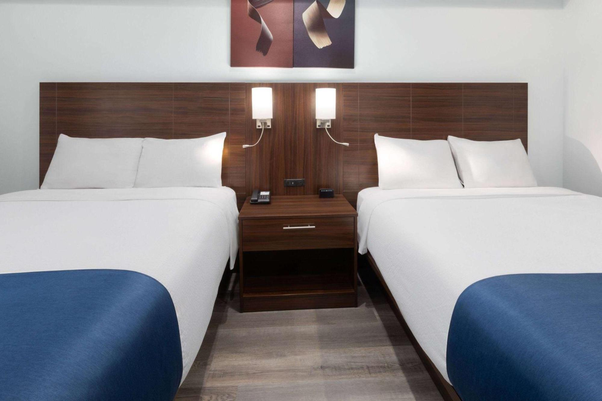 Travelodge By Wyndham Cochrane Екстер'єр фото