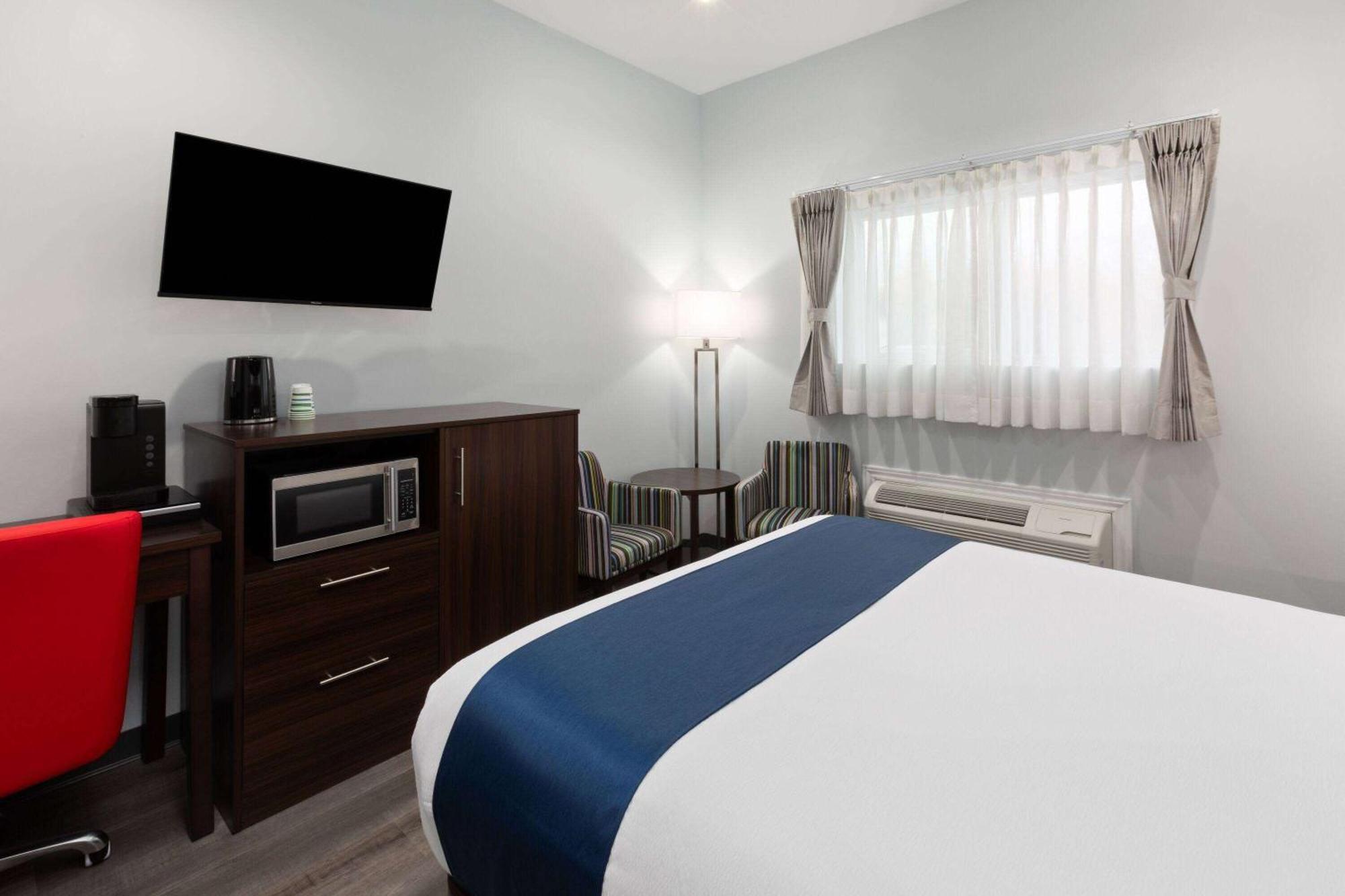 Travelodge By Wyndham Cochrane Екстер'єр фото