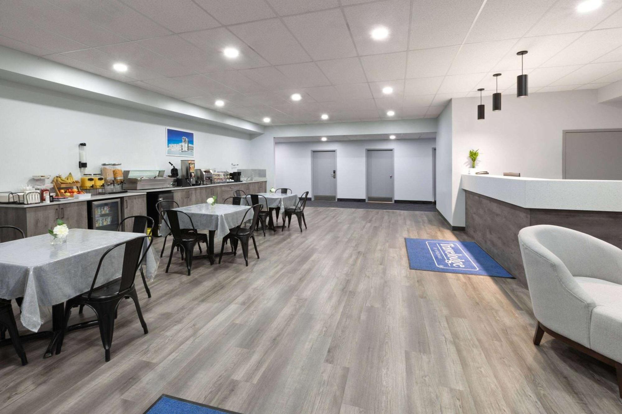 Travelodge By Wyndham Cochrane Екстер'єр фото