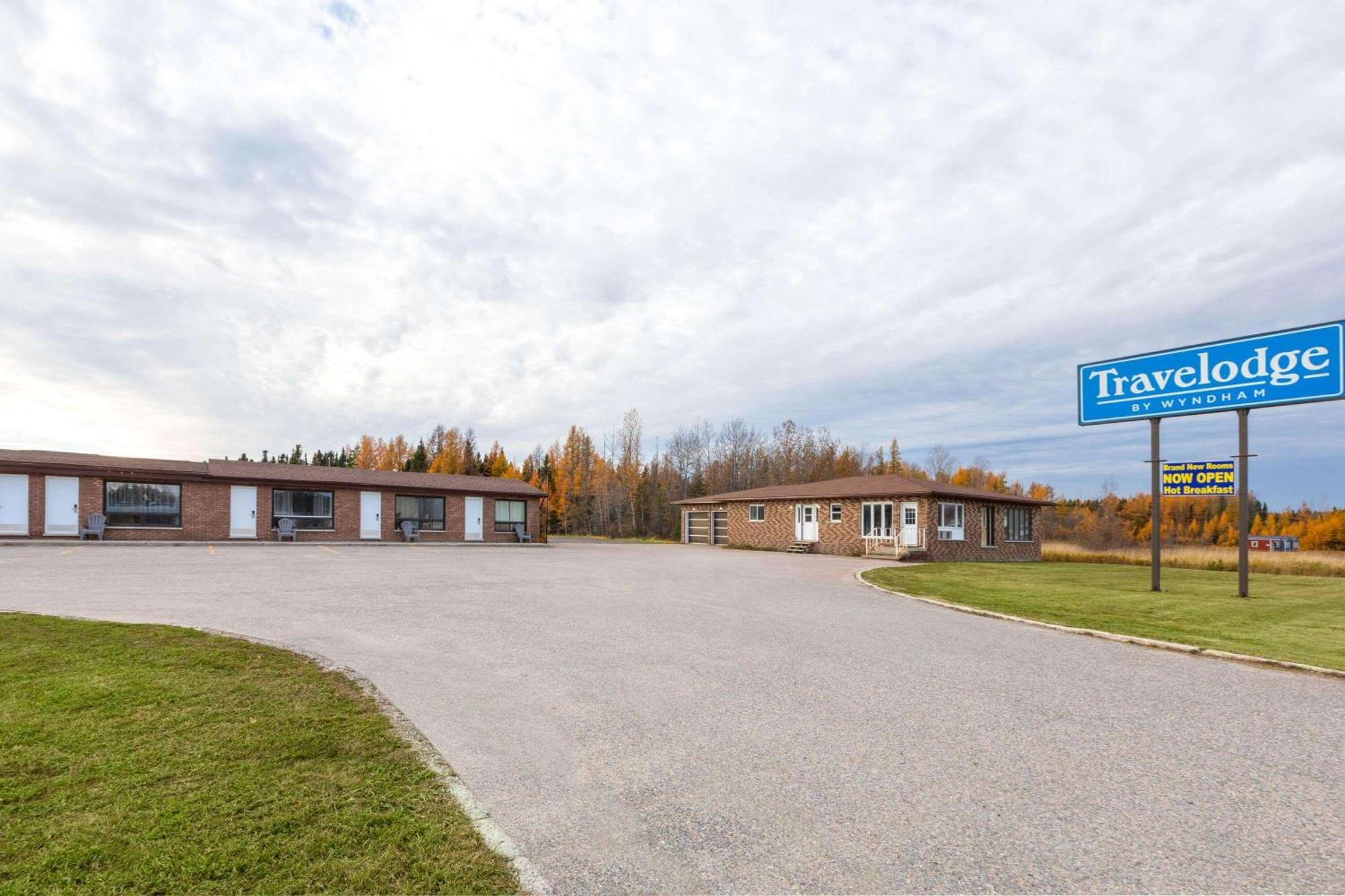 Travelodge By Wyndham Cochrane Екстер'єр фото